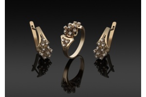 gold-ring-and-earrings-with-diamonds-2021-08-26-21-42-40-utc_1